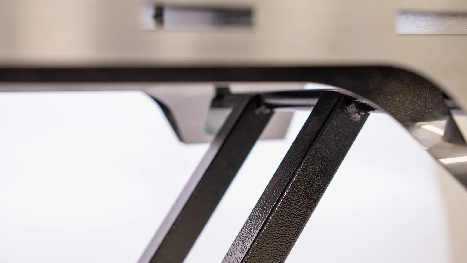 Corpo sobre o quadro — detalhe de construção da Brava T700