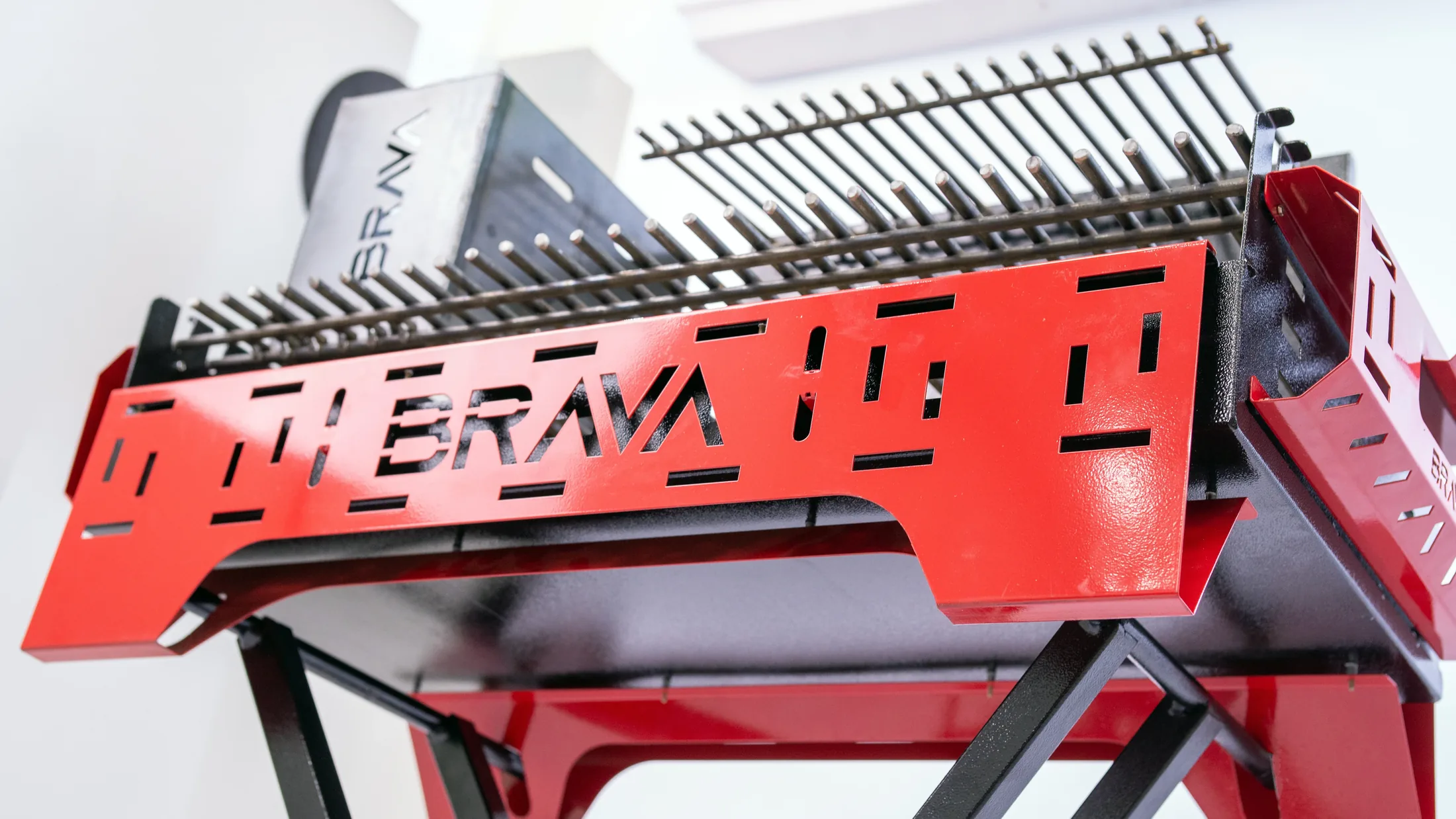 Detalhe frontal da Brava T700 Red