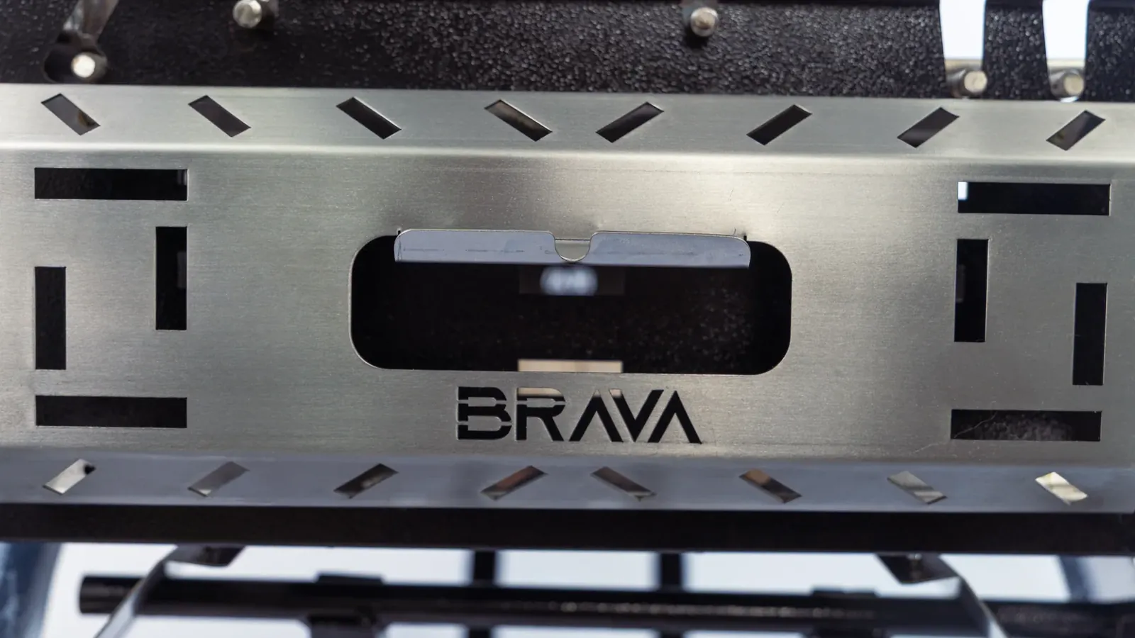 Painel frontal em inox escovado com a marca Brava recortada na chapa