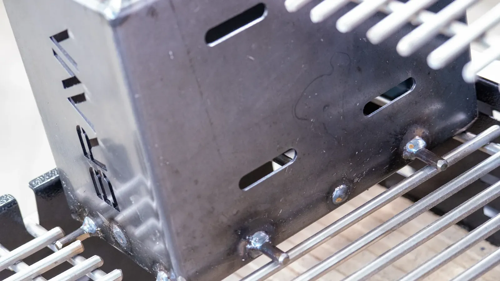 Firebox em inox soldado sobre as barras da grelha