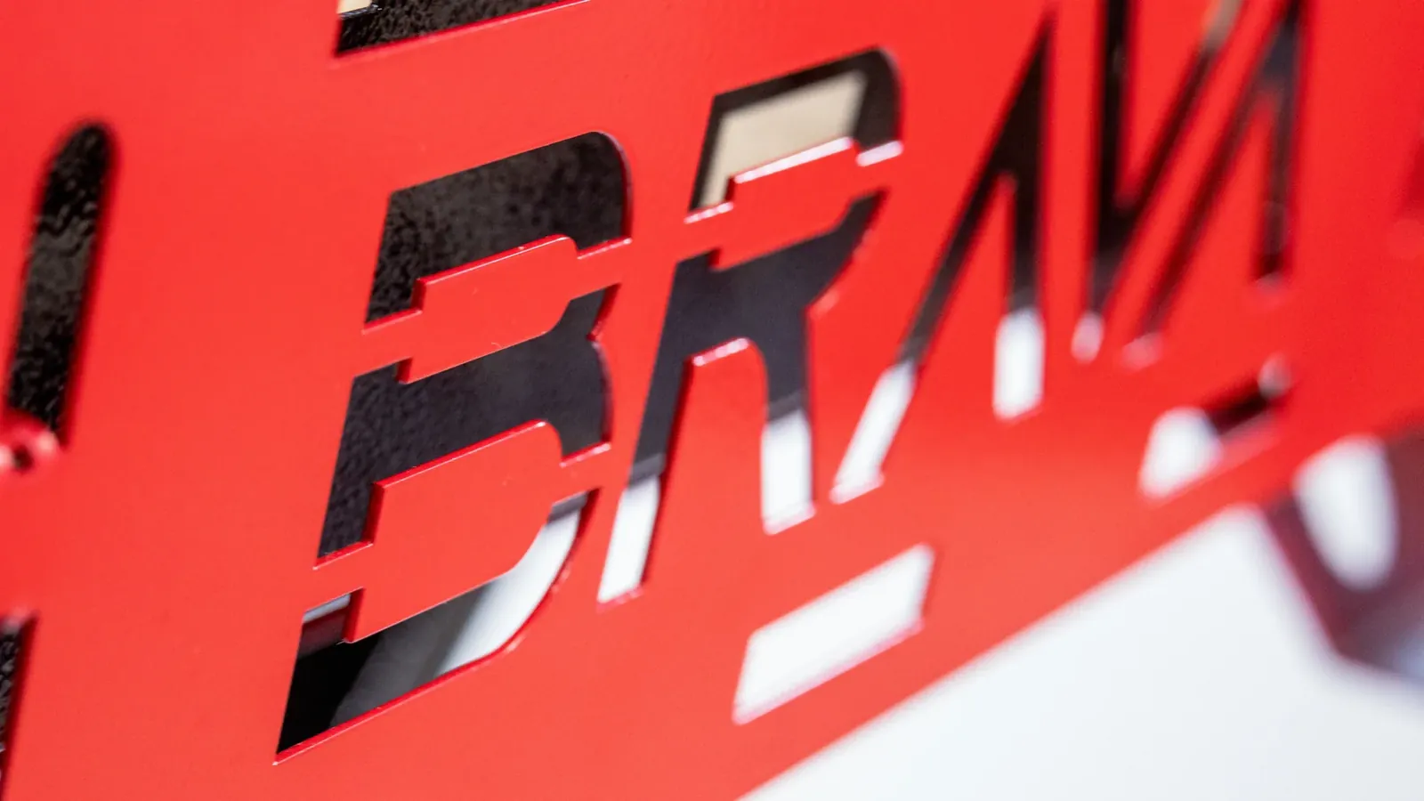 Marca Brava vazada na chapa vermelha, em macro