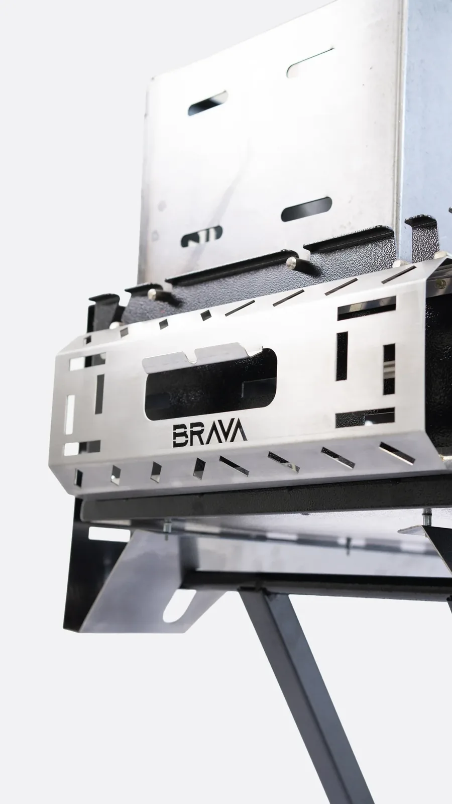 Brava T700 Platinum em detalhe, com a marca recortada na chapa escovada