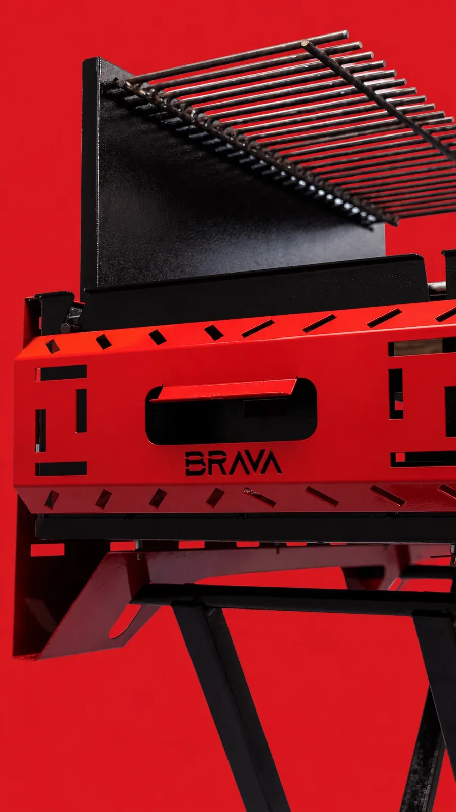 Brava T700 Red em detalhe, com a marca recortada na chapa